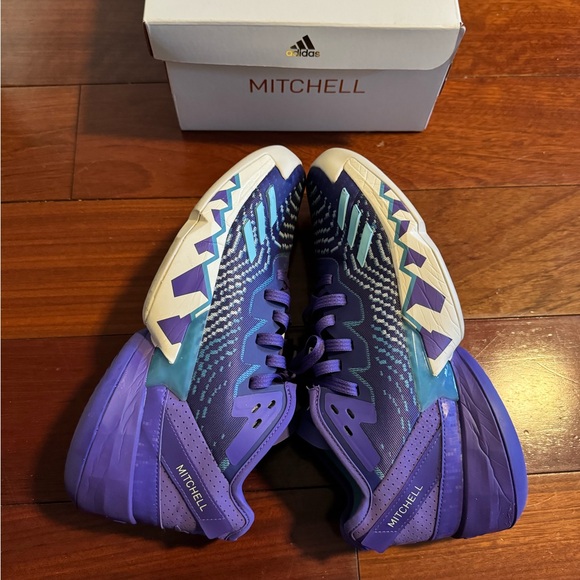 Adidas Mitchell DON Issue 4 Basketball men’s size 9.5 - Picture 1 of 9
